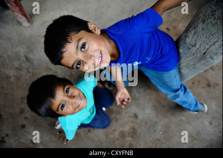 Due ragazzi, Gran Chaco, Santiago del Estero Provincia, Argentina, Sud America Foto Stock