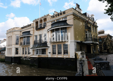 Il Trafalgar Tavern accanto al Fiume Tamigi a Greenwich. Foto Stock