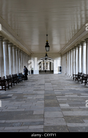 I colonnati seguendo la linea del vecchio Woolwich - Deptford road presso la Casa della regina, Greenwich. Foto Stock