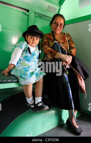 Donna che indossa un tradizionale abito indigeni e una ragazza che indossa un cappello, Guatemala, America Centrale Foto Stock