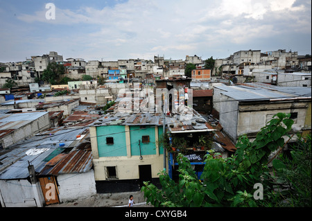 Tetti in lamiera, El Esfuerzo baraccopoli, il disrict è controllata da rivaleggiare con bande di giovani, Maras, zona 5 di Città del Guatemala Foto Stock