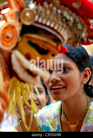 Persone di porre domande circa il futuro durante la cerimonia Theyyam, Thalassery, India Foto Stock