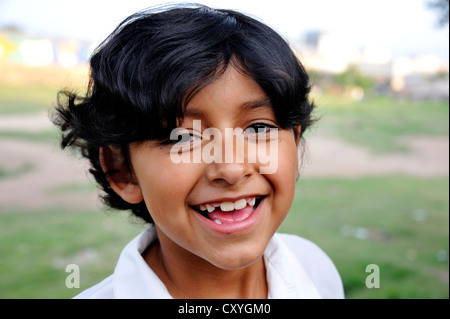 Ragazza sorridente, ritratto, Lomas de Santa Faz baraccopoli, Città del Guatemala, Guatemala, America Centrale Foto Stock