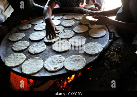 Tortillas essendo realizzato in una cucina, Lomas de Santa Faz baraccopoli, Città del Guatemala, Guatemala, America Centrale Foto Stock