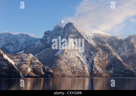 Il lago Traunsee con Erlakogel mountain e Roetelstein mountain come visto da di Traunkirchen, Salzkammergut, Austria superiore, Austria Foto Stock