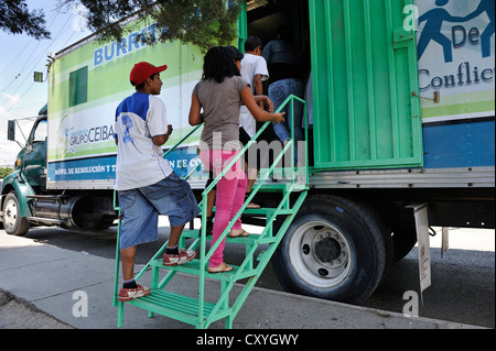 I giovani che frequentano un laboratorio di pace nel 'La Burrita de La Paz' carrello, il 'pace' asino carrello i diritti umani Foto Stock