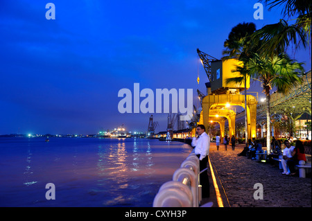 Storico di gru di carico, rinnovato impianto portuale di Estação das Docas con la promenade, ristoranti e negozi, Belem, Para Foto Stock