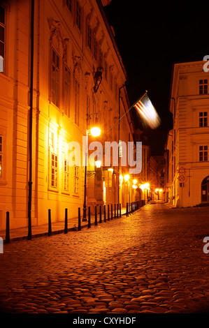 Vicolo stretto con lanterne di Praga di notte Foto Stock