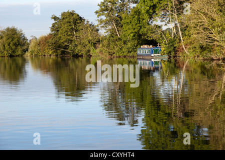 La mattina presto luce su una barca stretta ormeggiato sul fiume Tamigi vicino a Sonning, Berkshire, Regno Unito Foto Stock