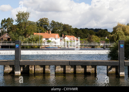 La diga sul fiume Tamigi a Hambleden, Buckinghamshire, UK Foto Stock