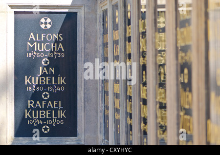 Tomba di Alfons Mucha, il pittore ceco, al cimitero Vyoeehrad, Praga, Repubblica Ceca, Europa Foto Stock