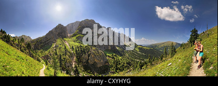 Vista panoramica da Mt Aferer Geisler con gli escursionisti a Wuerzjoch, il Passo delle Erbe, Villnoess, Funes, Dolomiti, Alto Adige Foto Stock