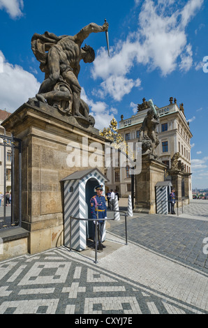 Protezioni a cancello di ingresso per il Hradcany, il quartiere del Castello, Praga, Repubblica Ceca, Europa Foto Stock