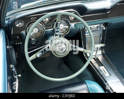 Il cockpit di un classico Ford Mustang auto Foto Stock