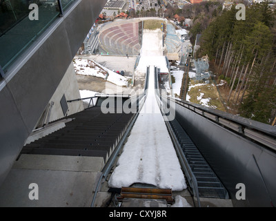 Vista sulla coperta di neve Bergisel ski jump, Innsbruck, in Tirolo, Austria, Europa Foto Stock