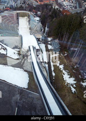 Vista sulla coperta di neve Bergisel ski jump, Innsbruck, in Tirolo, Austria, Europa Foto Stock