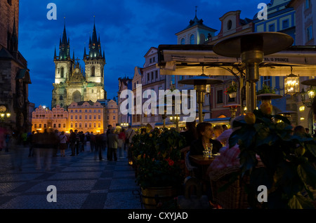 Ristoranti a Staromestske Namesti square a Stare Mesto trimestre, con Tyn- chram, la Chiesa di Tyn, di notte, Praga Foto Stock