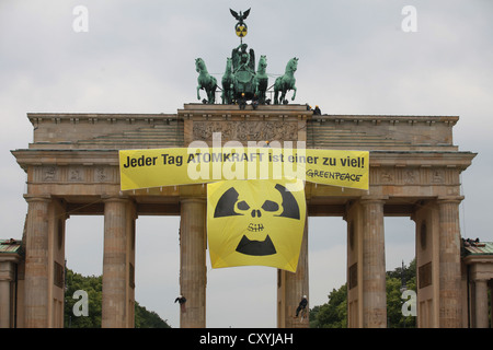 La protesta contro il nucleare, gli attivisti di Greenpeace occupano la Porta di Brandeburgo, Berlino Foto Stock