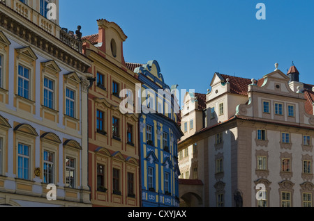 Splendidamente restaurata facciate su Staromestske Namesti square a Stare Mesto trimestre, Praga, Repubblica Ceca, Europa Foto Stock