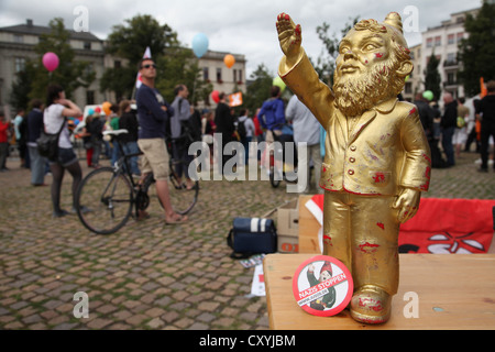 Gnomo da giardino campagna contro i nazisti, organizzato dal DOCUP dell'organizzazione giovanile Jusos, giovani socialisti, protesta contro un rally da Foto Stock