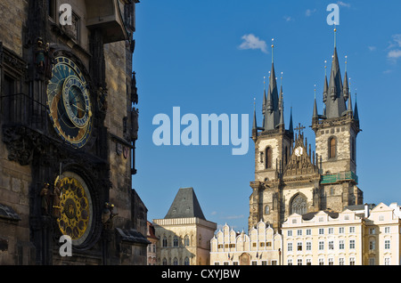 Prazsky orloj, l'orologio astronomico di Praga del municipio, con le torri di Tyn- chram, la Chiesa di Tyn, Praga Foto Stock