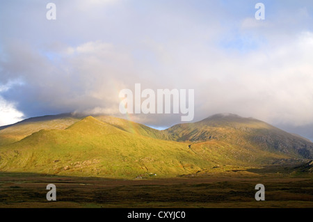 Rainbow su Beinn Spionnaidh Cranstackie, visto dalla A838 strada sulla costa nord 500 route, altipiani Sutherland Scotland Regno Unito Foto Stock