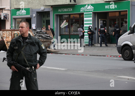 La SEK, Tedesco particolari operazioni di polizia, unità di storming un ufficio scommesse in Hermannstrasse street, che un uomo aveva minacciato Foto Stock