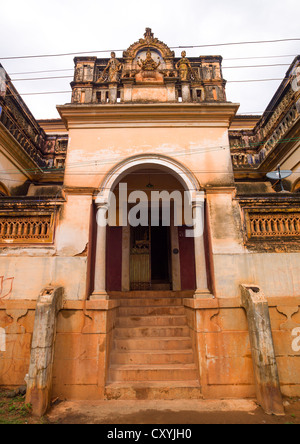 Statue indù sulla parte superiore dell'entrata di un vecchio Chettiar Mansion, Kanadukathan Chettinad, India Foto Stock