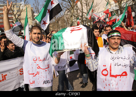 Esiliato siriani che protestano contro il regime di Assad e per una trasformazione democratica del loro paese, Berlino, Europa, Germania Foto Stock