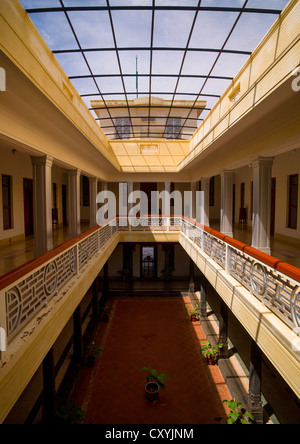 Vecchia sala interna del Visalam Hotel, Kanadukathan Chettinad, India Foto Stock