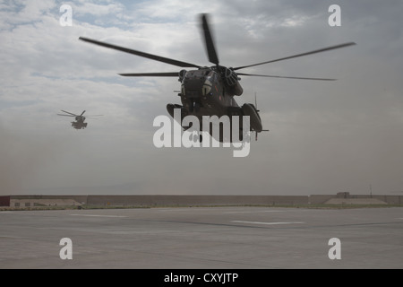 NATO a ISAF PRT-Camp, lo sbarco di due Esercito Tedesco CH-53 di elicotteri del tipo CH-53 al PRT Camp, Kunduz, Afghanistan, Asia Foto Stock