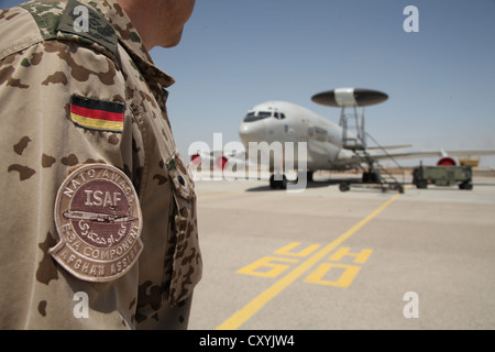 Airborne warning e sistema di controllo, AWACS, aeromobili del multi-nazionale NATO E-3un componente a Mazar-e Sharif airfield Foto Stock