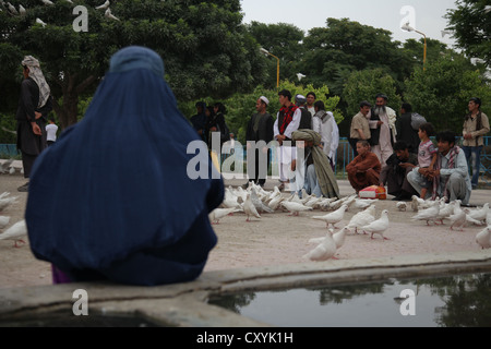 La gente nel parco della Moschea Blu a Mazar-e Sharif, Balkh, Afghanistan, Asia Foto Stock