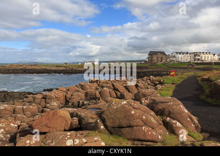 La Causeway Coast costa rocciosa costa e percorso attorno a testa Ramore a Portrush, County Antrim, Irlanda del Nord, Regno Unito Foto Stock