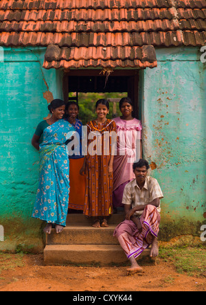 Un gruppo di Indiani sorridente in posa di fronte alla loro casa sulla soglia di casa, Kanadukathan Chettinad, India Foto Stock