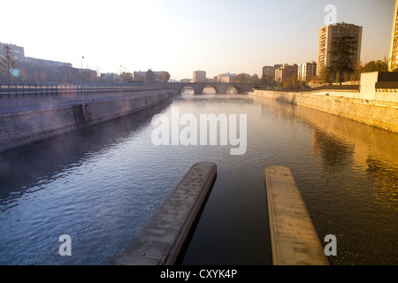 Il fiume Manzanares a Madrid Rio, uno sviluppo ecologico, a Madrid, Spagna, Europa Foto Stock