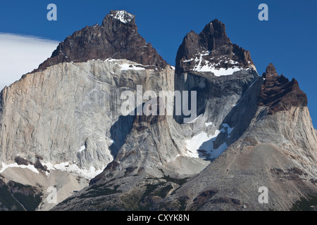 Picchi scuri, Cuernos del Paine montagne di granito, Parco Nazionale Torres del Paine, lago Pehoe, Magallanes regione Antartica Foto Stock