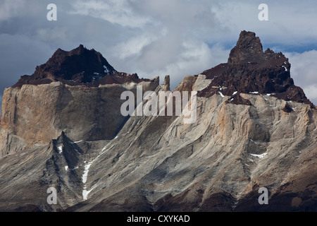 Picchi scuri, Cuernos del Paine montagne di granito, Parco Nazionale Torres del Paine, lago Pehoe, Magallanes regione Antartica Foto Stock