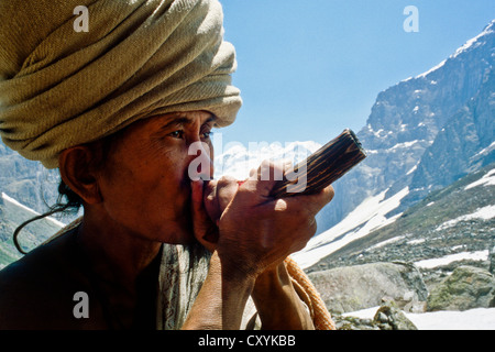 Shiva Sadhu di fumare marijuana in alta montagna sopra Badrinath, Uttaranchal, India, Asia Foto Stock