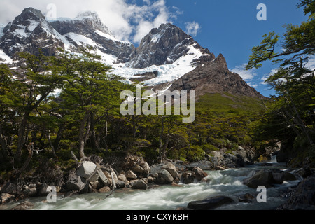 Fiume glaciale nella valle francese, vista del snow-capped Cordilera Paine Grande montagna, parco nazionale Torres del Paine Foto Stock