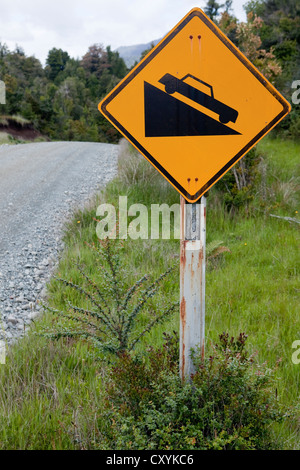 Strada cilena segno, attenzione pendenza, Carretera Austral, Ruta CH7 road, Panamerican Highway, regione de Aysen, Patagonia, Cile Foto Stock