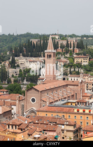 Vista della Torre dei Lambert dalla chiesa di Sant'Anastasia, Verona, Veneto, Italia, Europa Foto Stock