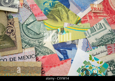 Un assortimento di cut-up banconote di diverse valute Foto Stock