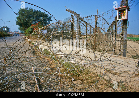 Filo spinato presso i valichi di frontiera tra Pakistan e India, che illustra il rapporto teso, Wagah, India, Asia Foto Stock