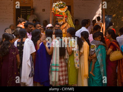 Persone di porre domande circa il futuro durante la cerimonia Theyyam, Thalassery, India Foto Stock