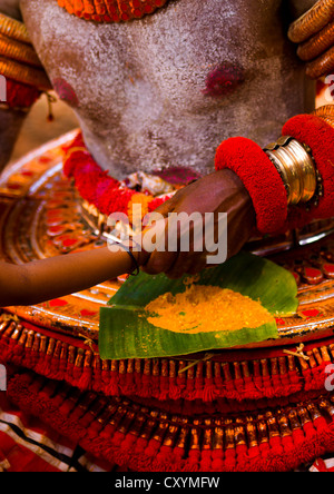 Persone di porre domande circa il futuro durante la cerimonia Theyyam, Thalassery, India Foto Stock