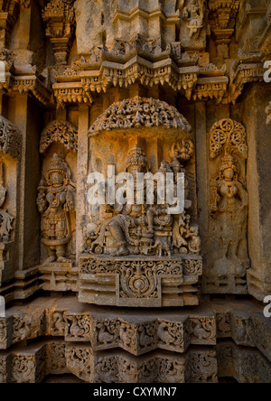 Il carving tagliato nella roccia del signore Shiva e la dea Parvati al tempio Keshava, Somnathpur, India Foto Stock