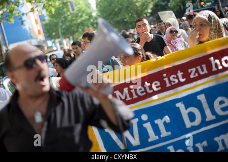 I residenti del quartiere intorno al 'Kottbusser Tor' protestare con il motto 'Die Mieten sind zu hoch - wir bleiben Foto Stock