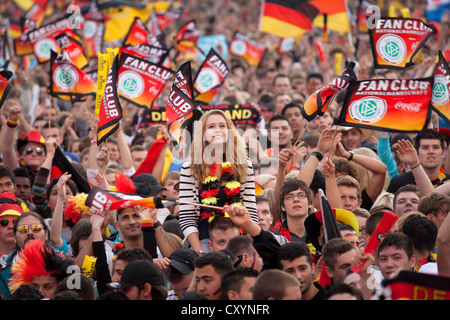 Per gli appassionati di calcio a guardare il secondo match del team nazionale tedesco durante l'Euro 2012 campionati a Fanpark Berlin Foto Stock