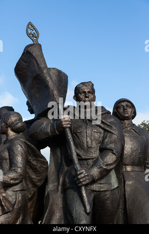 Un eroico statua presso la War Memorial a Vitebsk dall'era sovietica. Essi commemorare i caduti della Grande Guerra Patriottica. Foto Stock